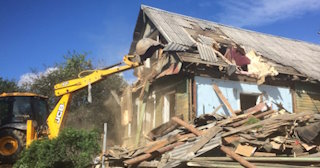 Промышленный демонтаж пристроек к дому в Назарово | Цены от 573 руб. за м2