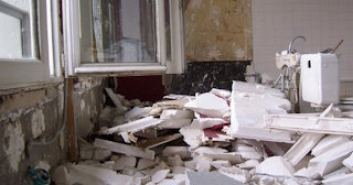 Демонтаж хрущевки в Назарово - удаление старых полов и стен по выгодной цене от 1770 рублей.