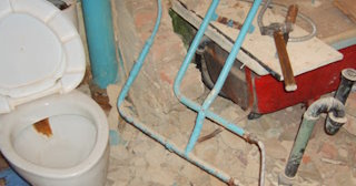 Профессиональный демонтаж перегородки ванной и туалета в Назарово - от 573 рублей